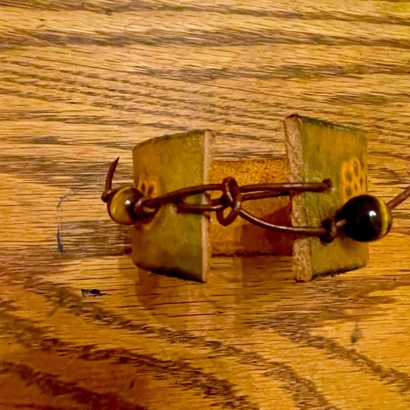 Vintage belt bracelet with tigers eye bead and leather strap. - Picture 5 of 5